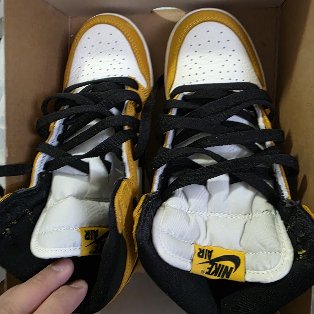Air Jordan 1 Retro High - Black and Yellow